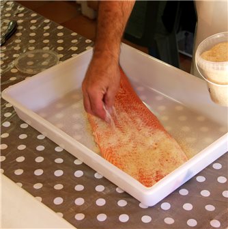 Come preparare il salmone affumicato in casa